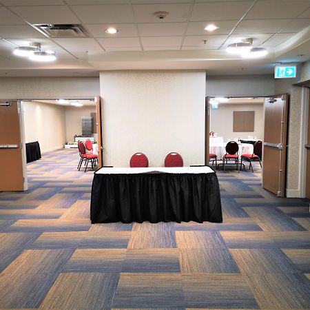 Holiday Inn Express And Suites Surrey By Ihg Екстериор снимка