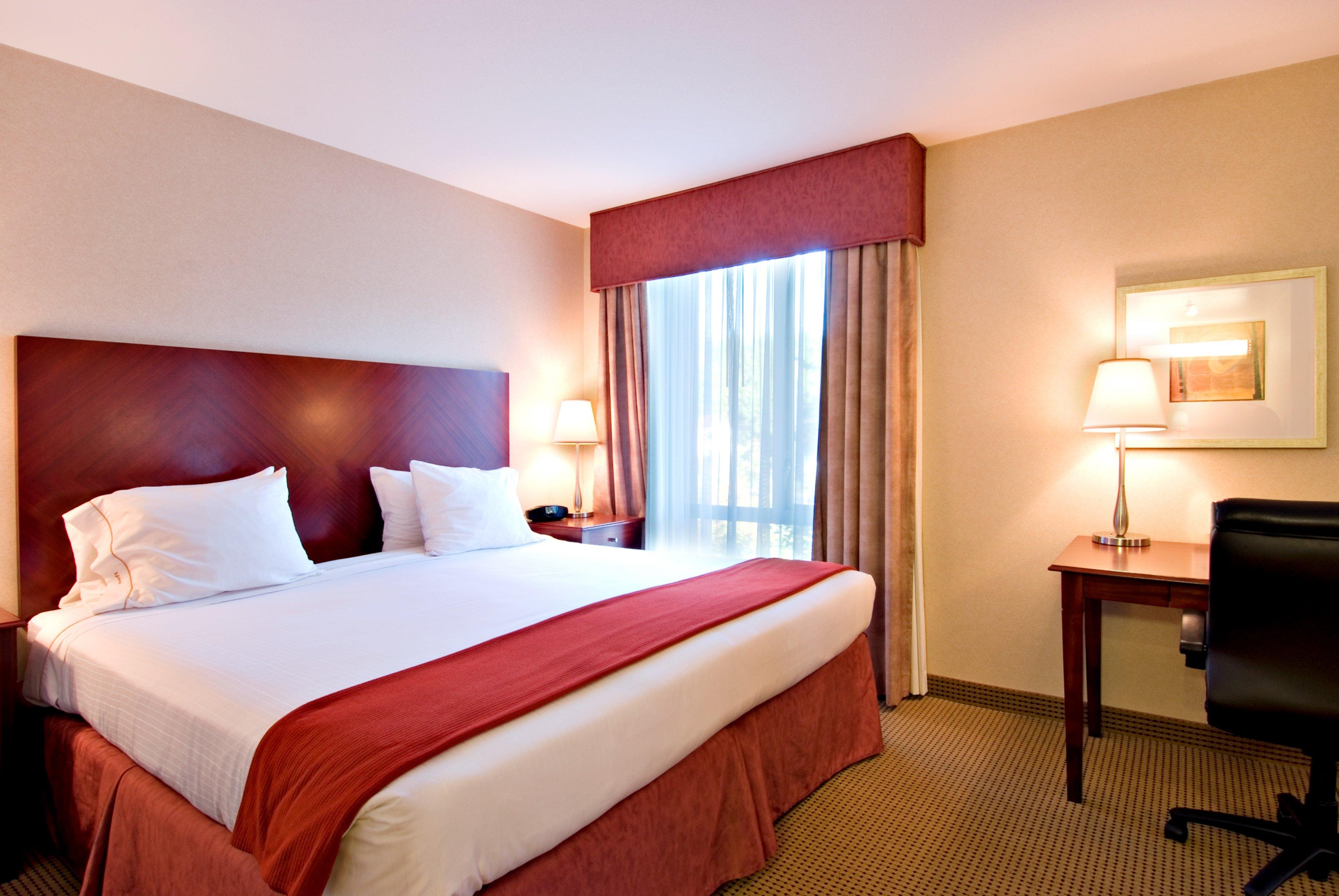 Holiday Inn Express And Suites Surrey By Ihg Екстериор снимка