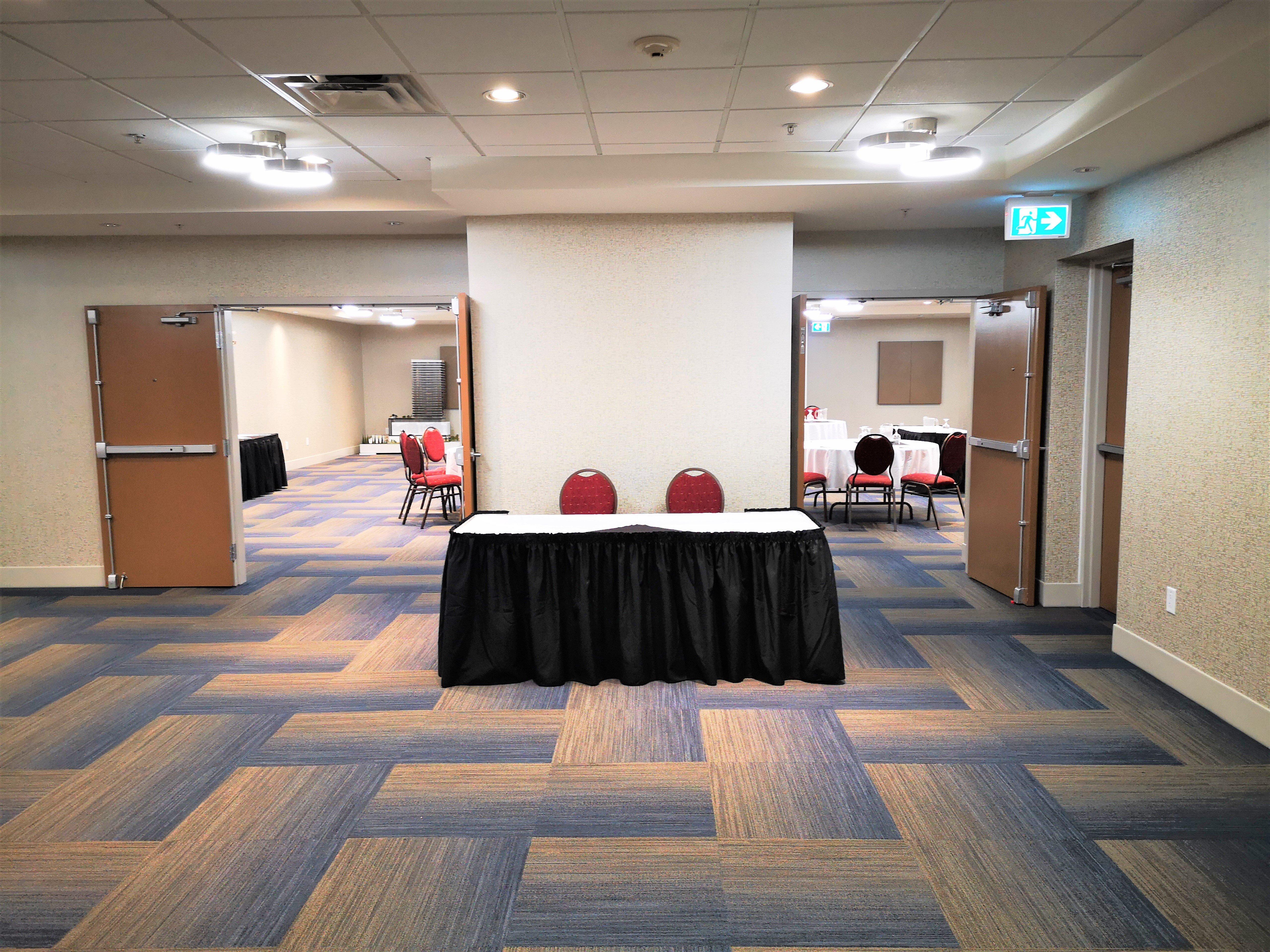 Holiday Inn Express And Suites Surrey By Ihg Екстериор снимка
