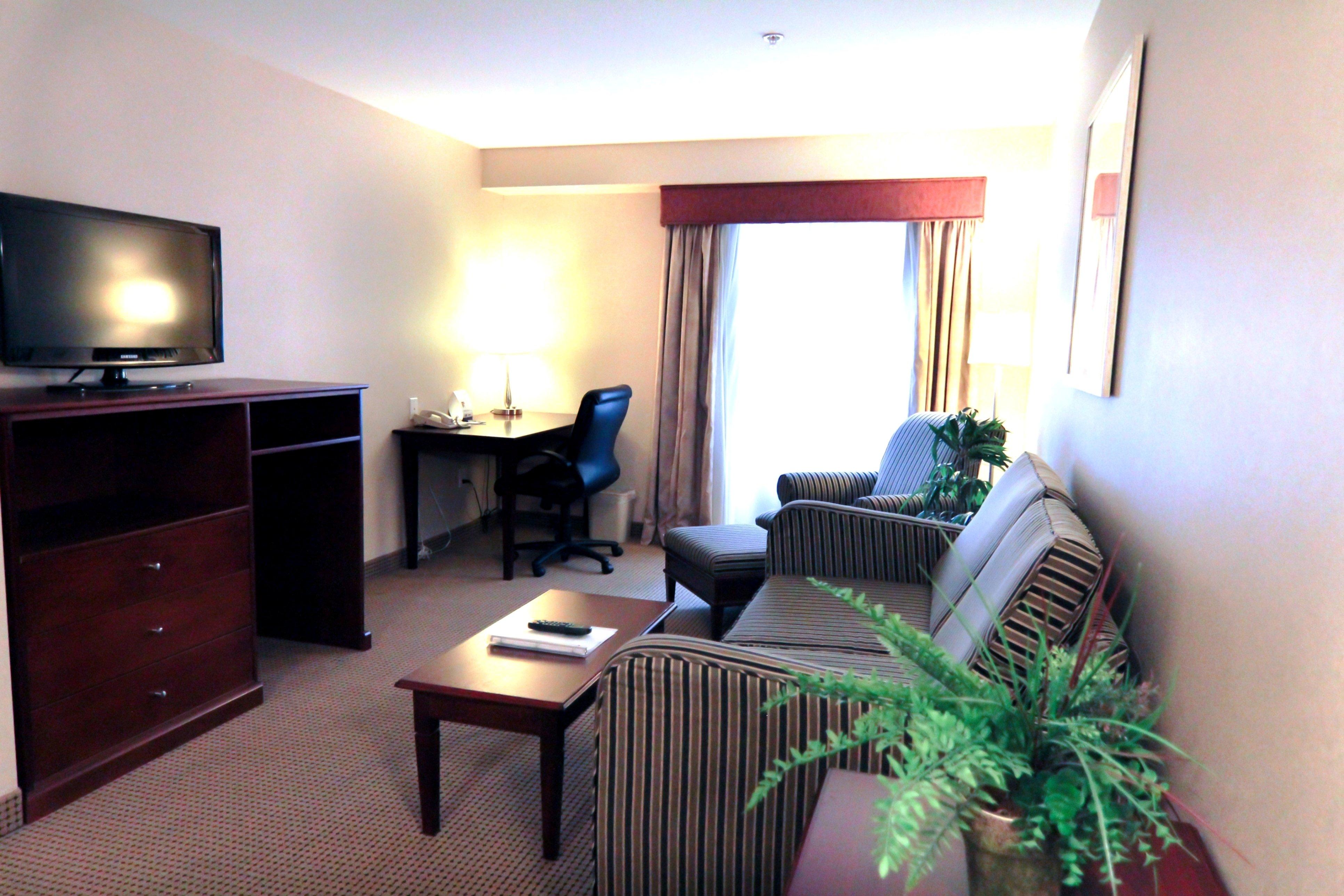 Holiday Inn Express And Suites Surrey By Ihg Екстериор снимка