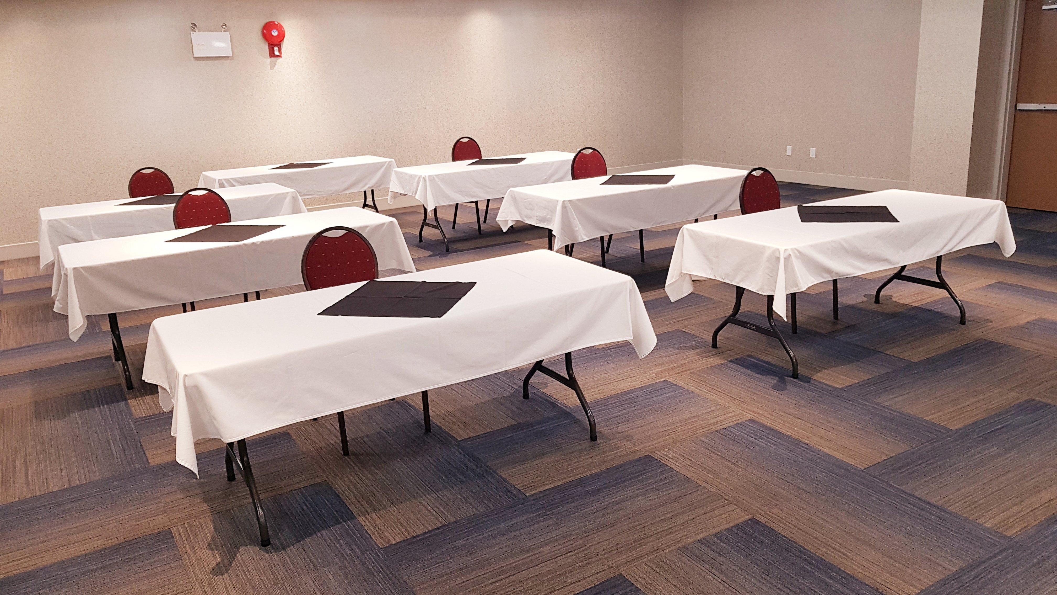 Holiday Inn Express And Suites Surrey By Ihg Екстериор снимка