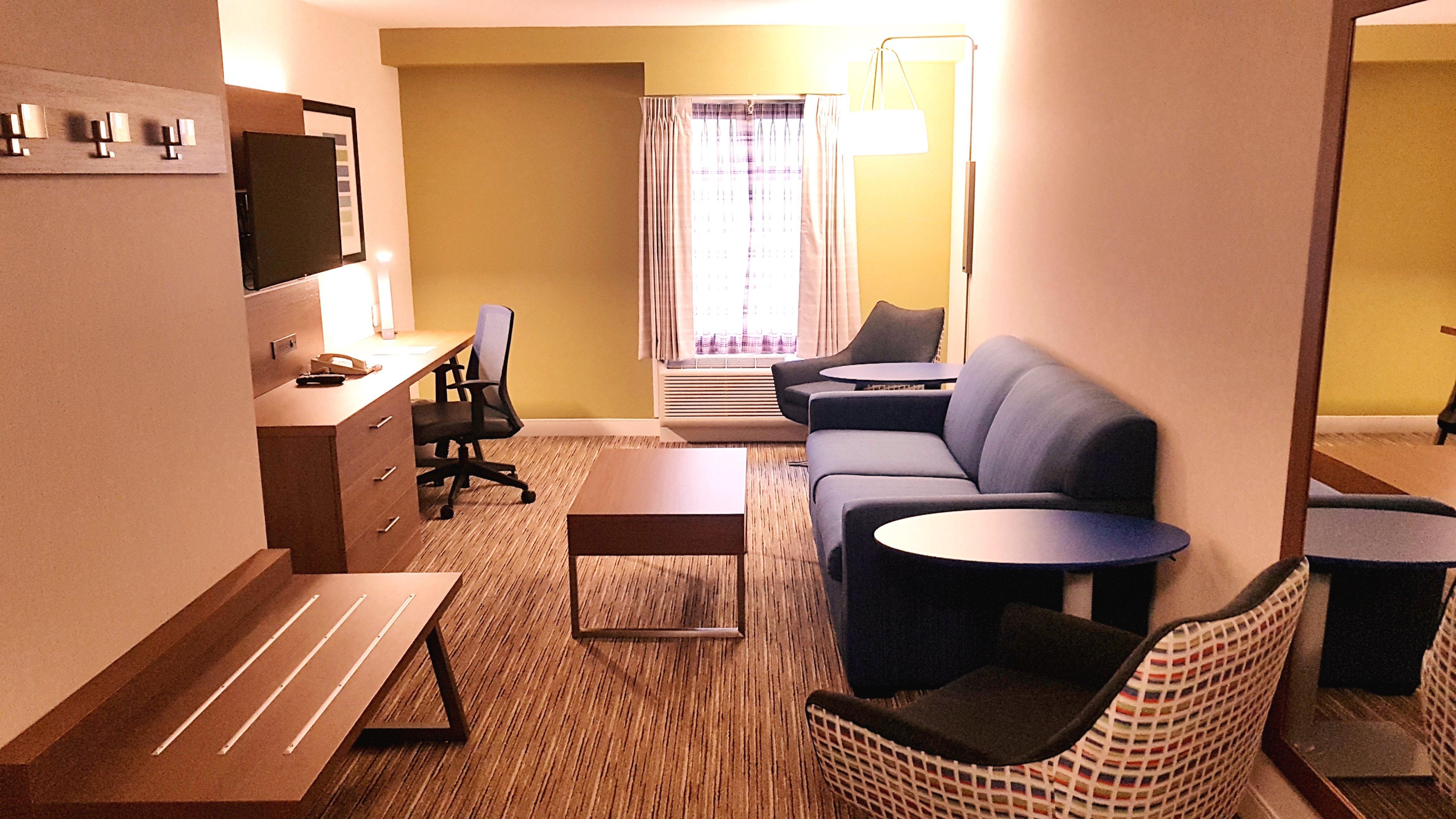 Holiday Inn Express And Suites Surrey By Ihg Екстериор снимка