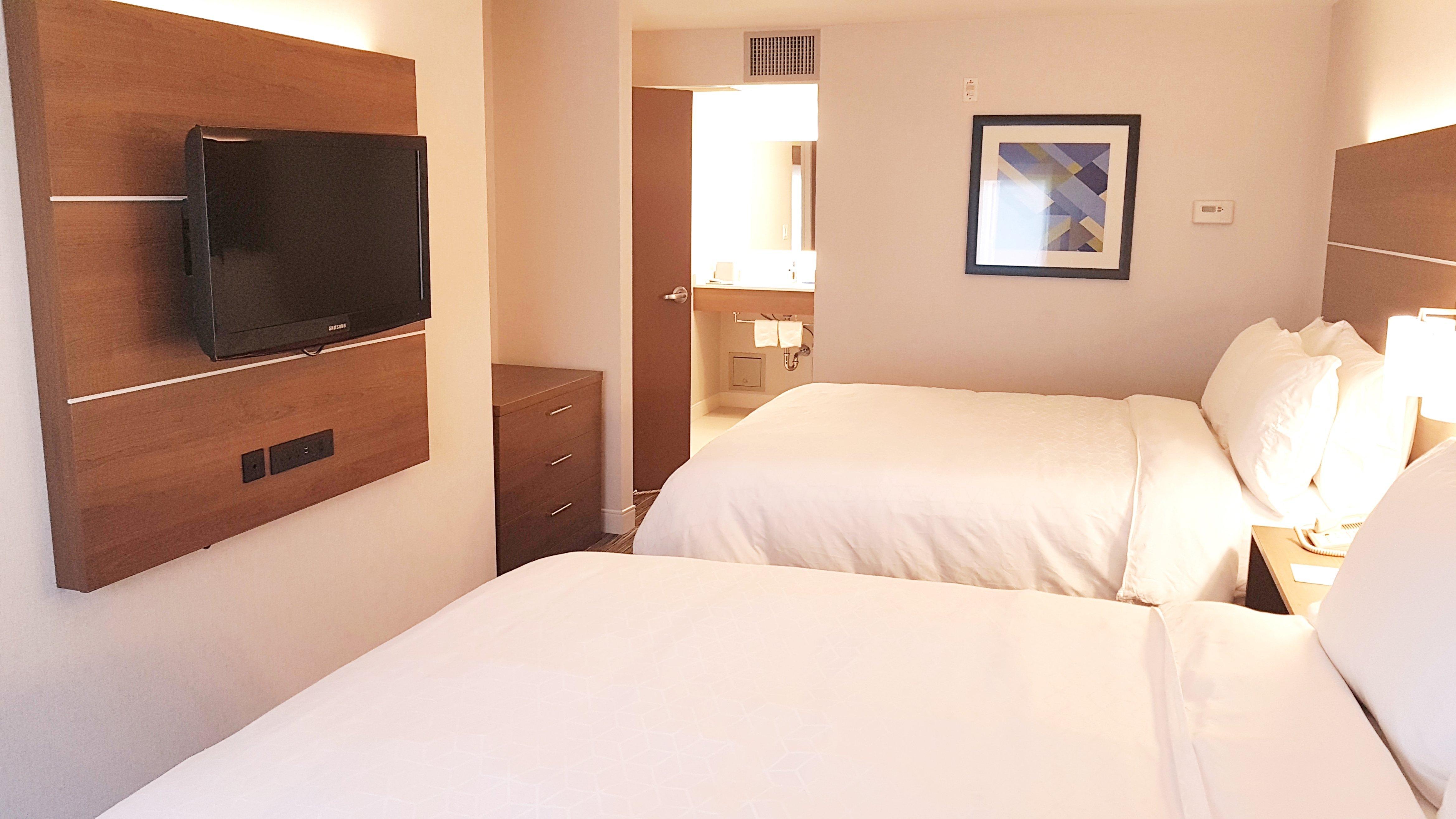 Holiday Inn Express And Suites Surrey By Ihg Екстериор снимка