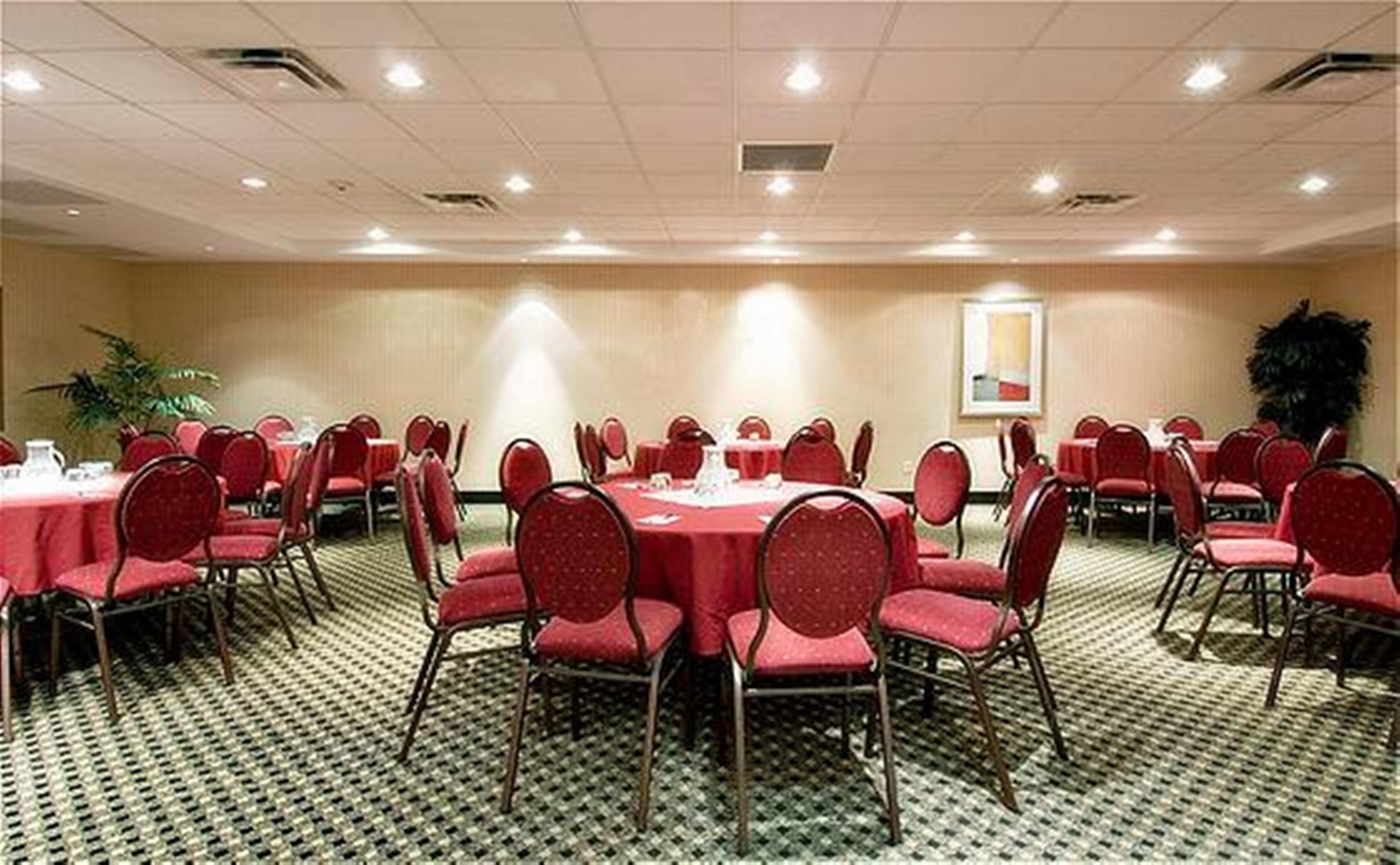 Holiday Inn Express And Suites Surrey By Ihg Екстериор снимка