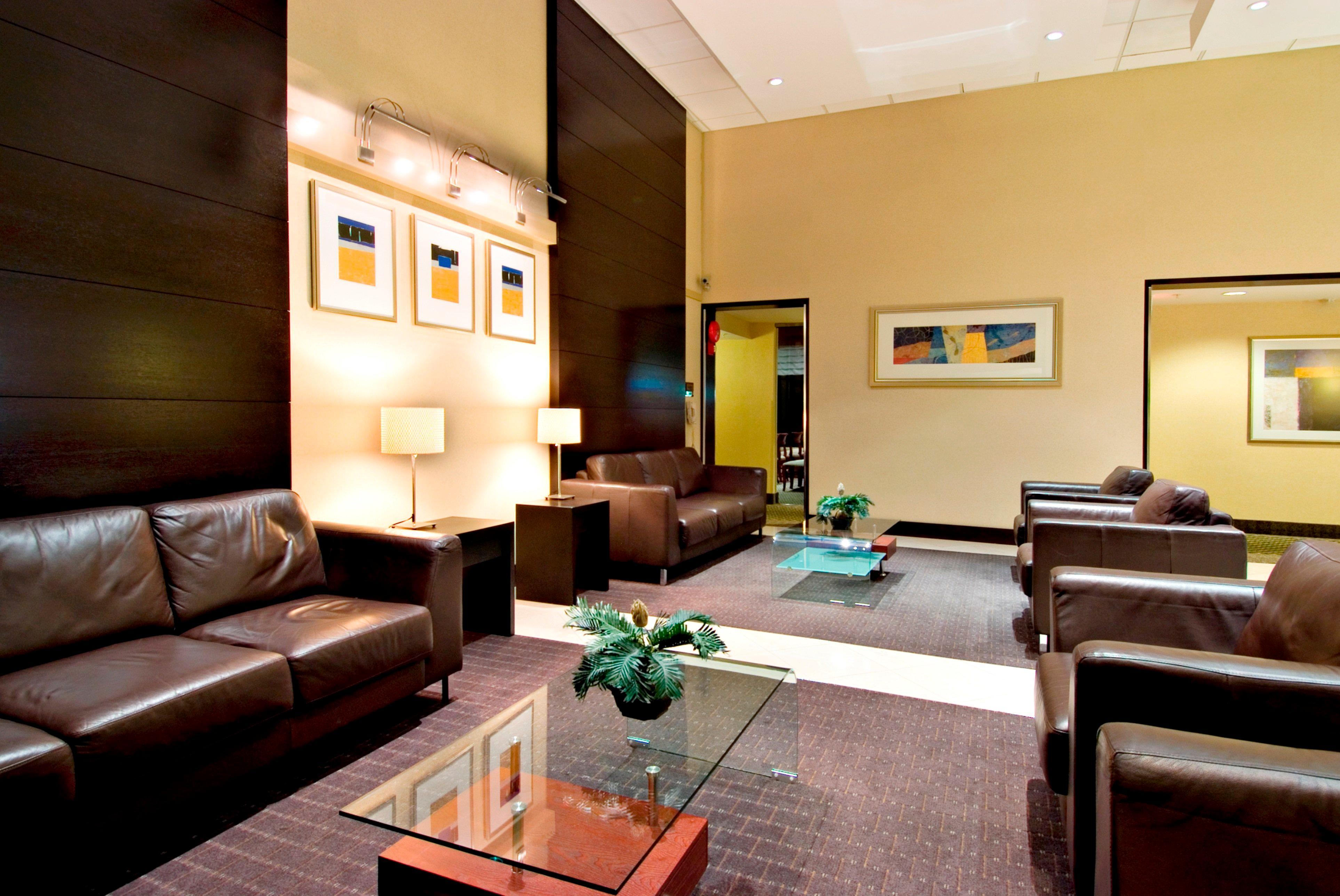 Holiday Inn Express And Suites Surrey By Ihg Екстериор снимка