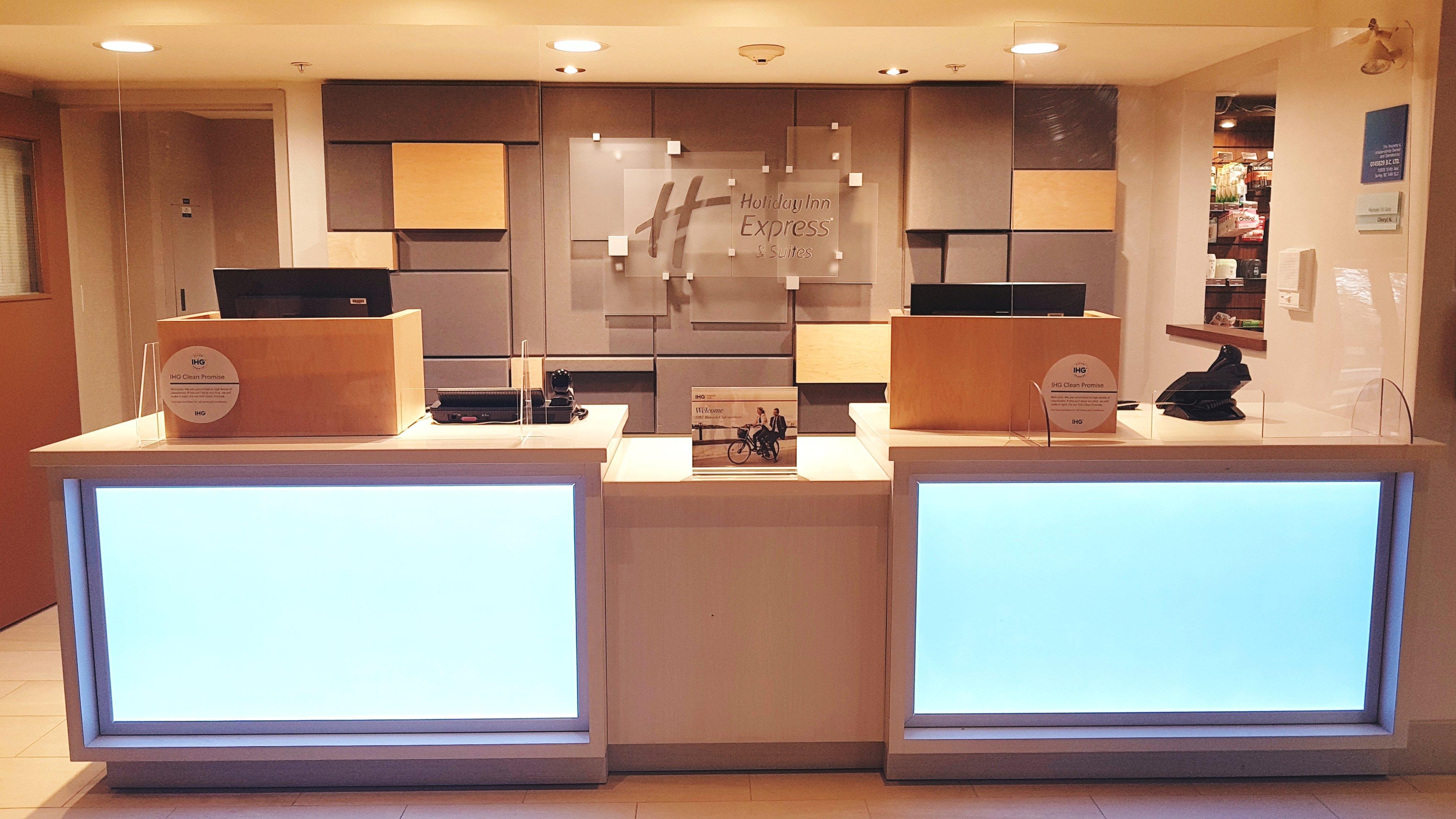 Holiday Inn Express And Suites Surrey By Ihg Екстериор снимка