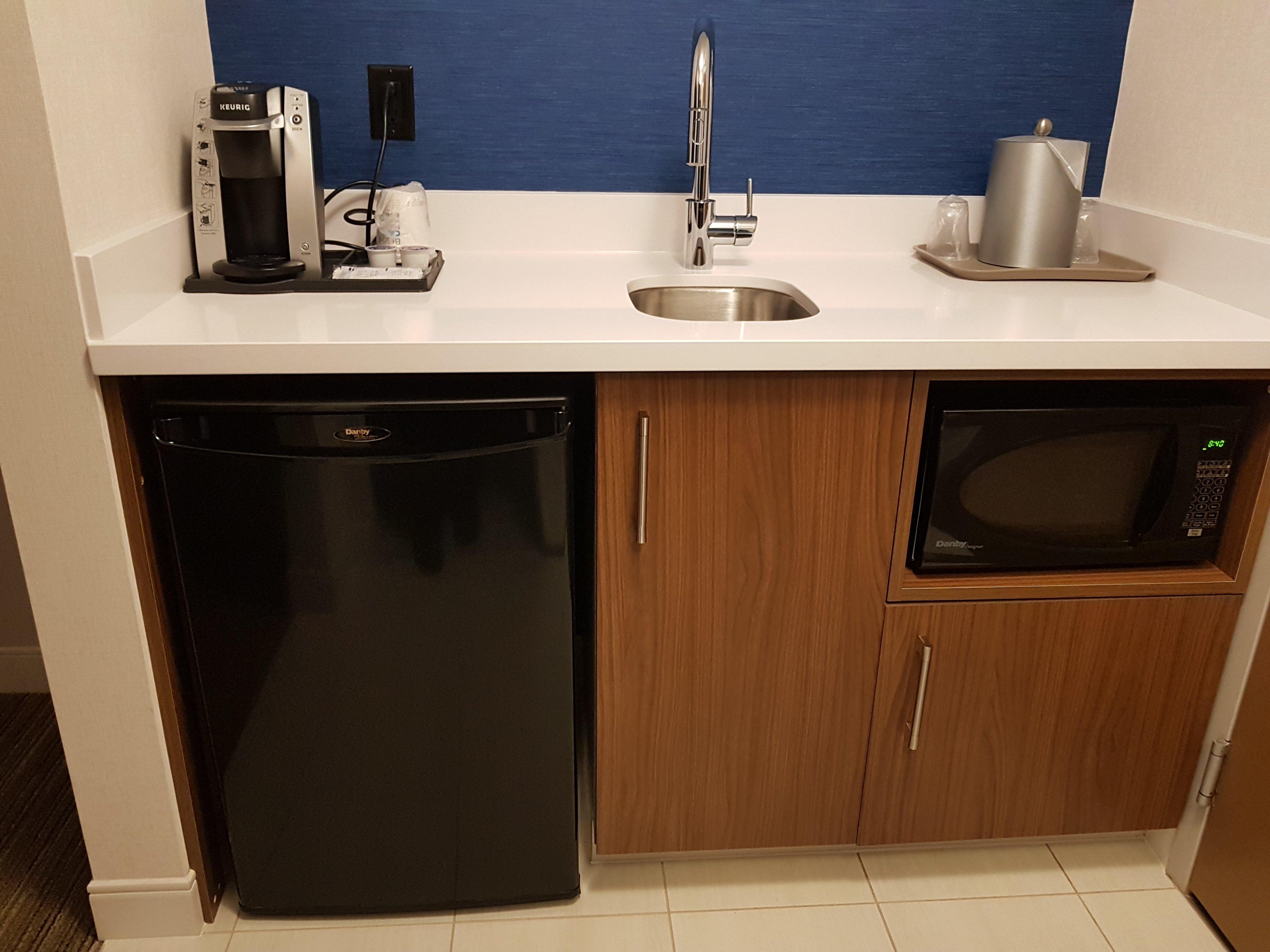Holiday Inn Express And Suites Surrey By Ihg Екстериор снимка