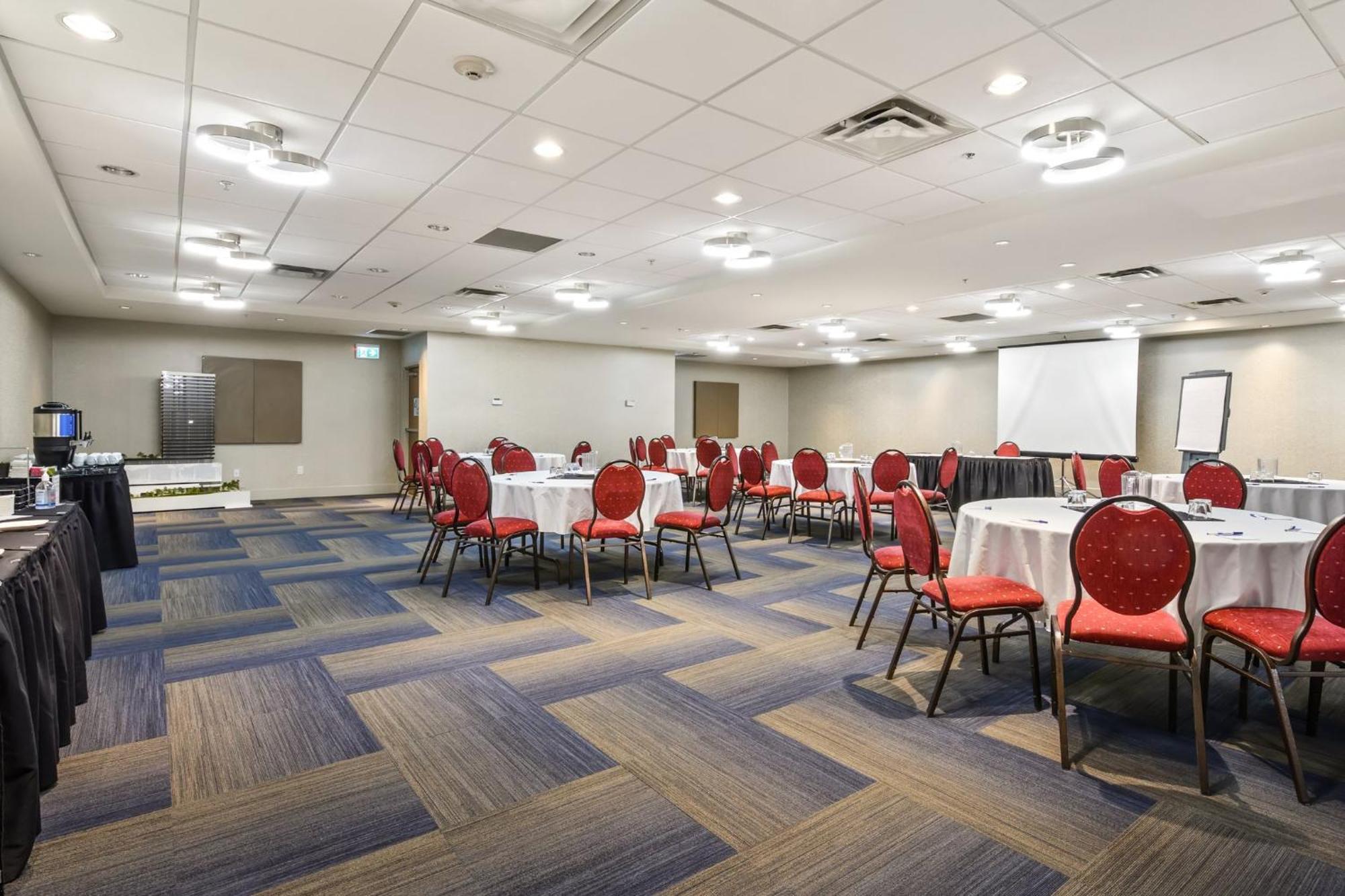 Holiday Inn Express And Suites Surrey By Ihg Екстериор снимка