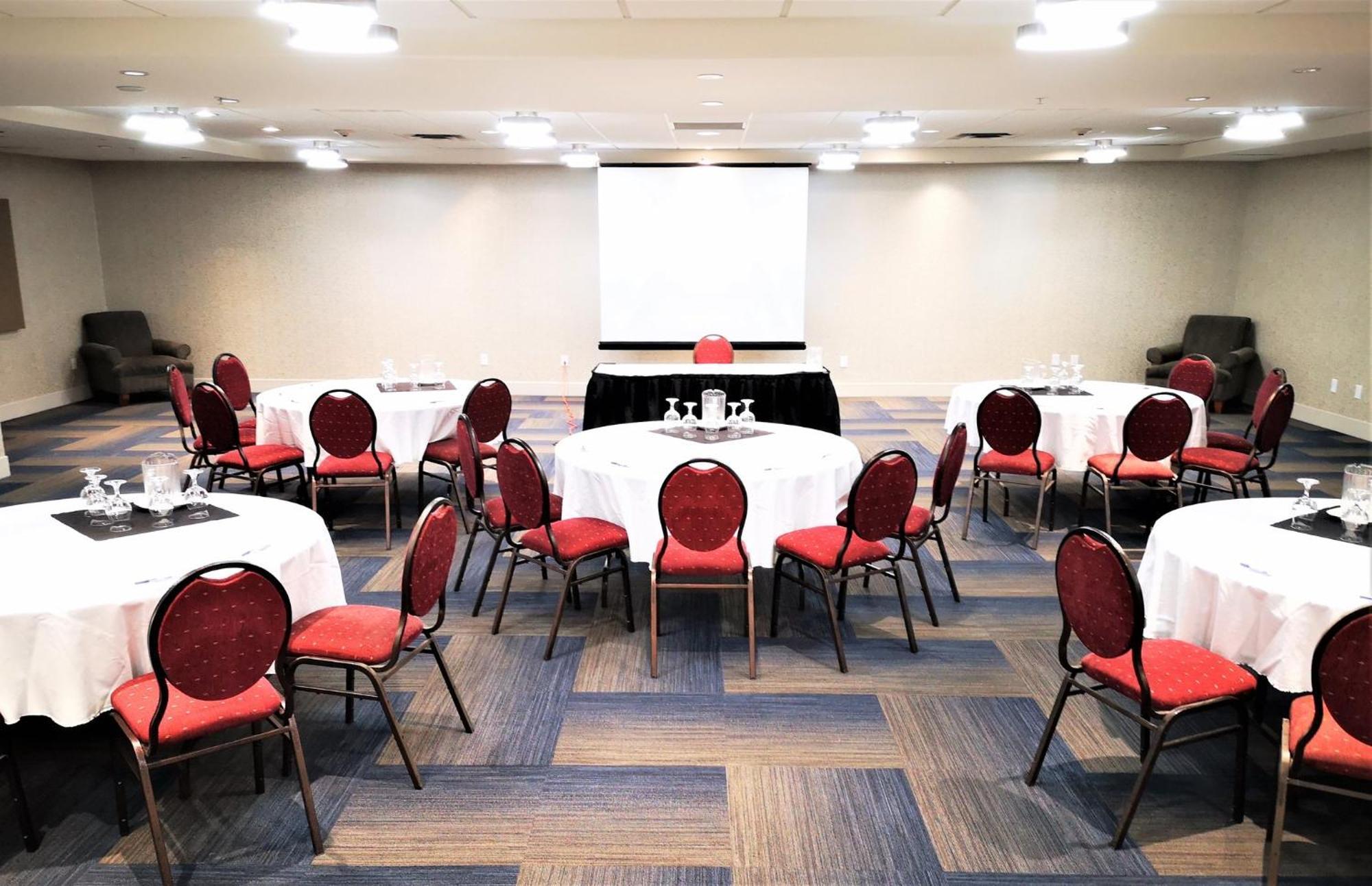 Holiday Inn Express And Suites Surrey By Ihg Екстериор снимка