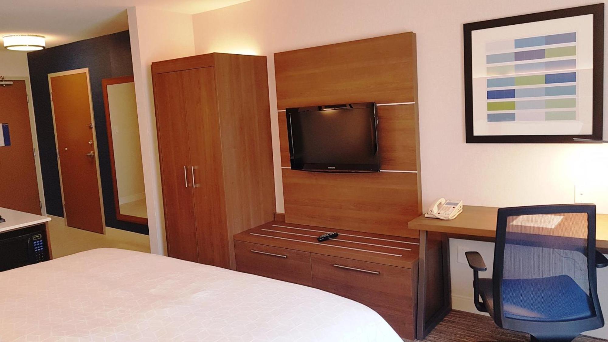 Holiday Inn Express And Suites Surrey By Ihg Екстериор снимка