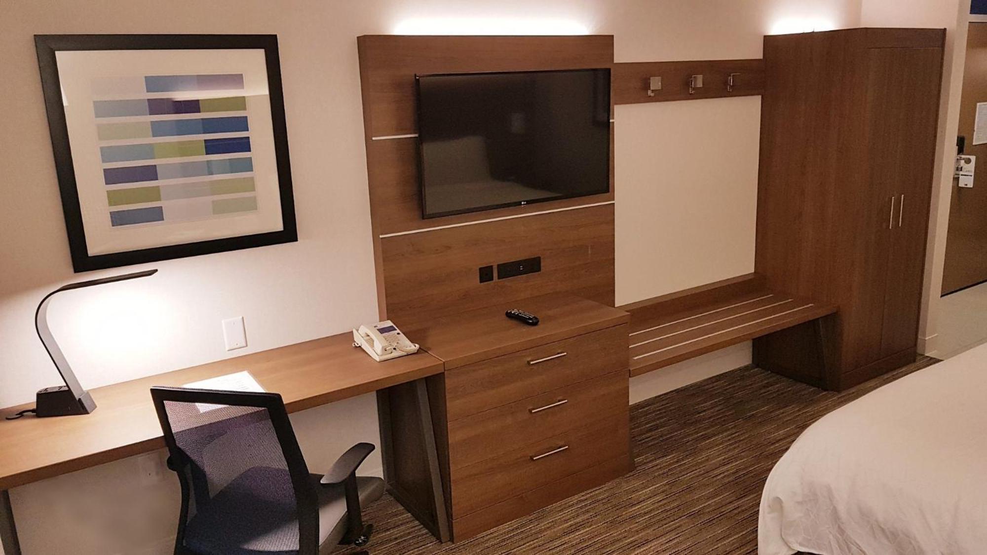 Holiday Inn Express And Suites Surrey By Ihg Екстериор снимка