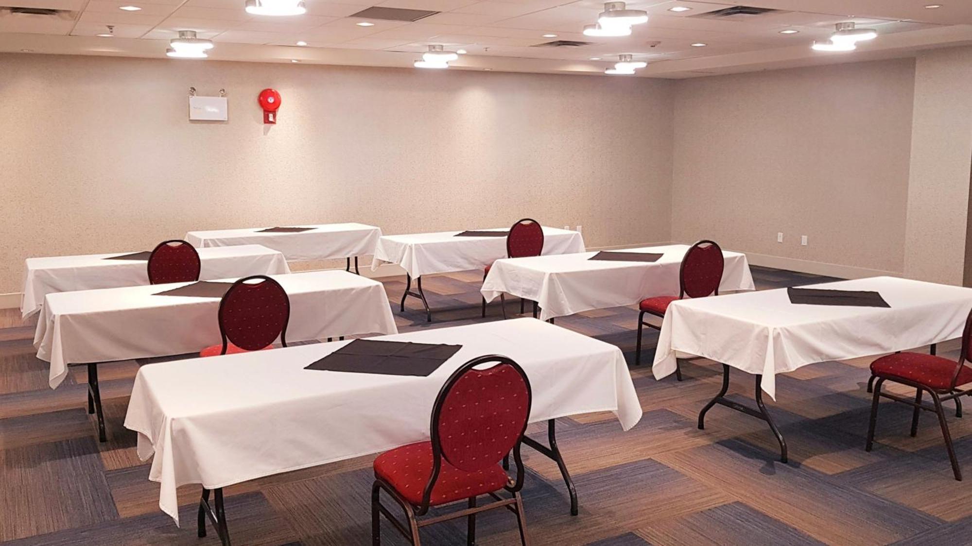 Holiday Inn Express And Suites Surrey By Ihg Екстериор снимка