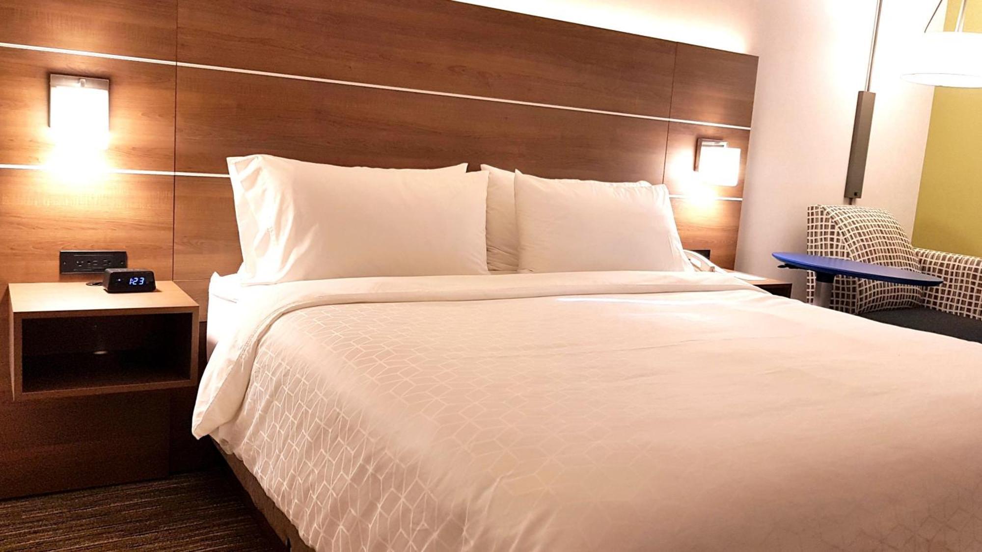 Holiday Inn Express And Suites Surrey By Ihg Екстериор снимка