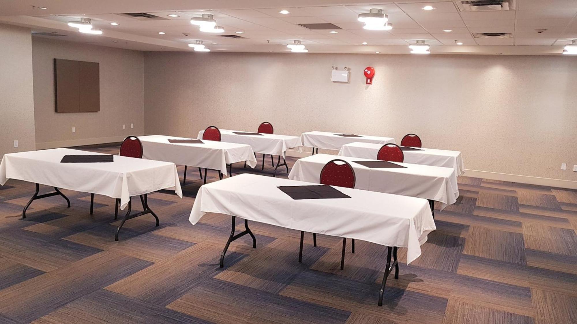 Holiday Inn Express And Suites Surrey By Ihg Екстериор снимка