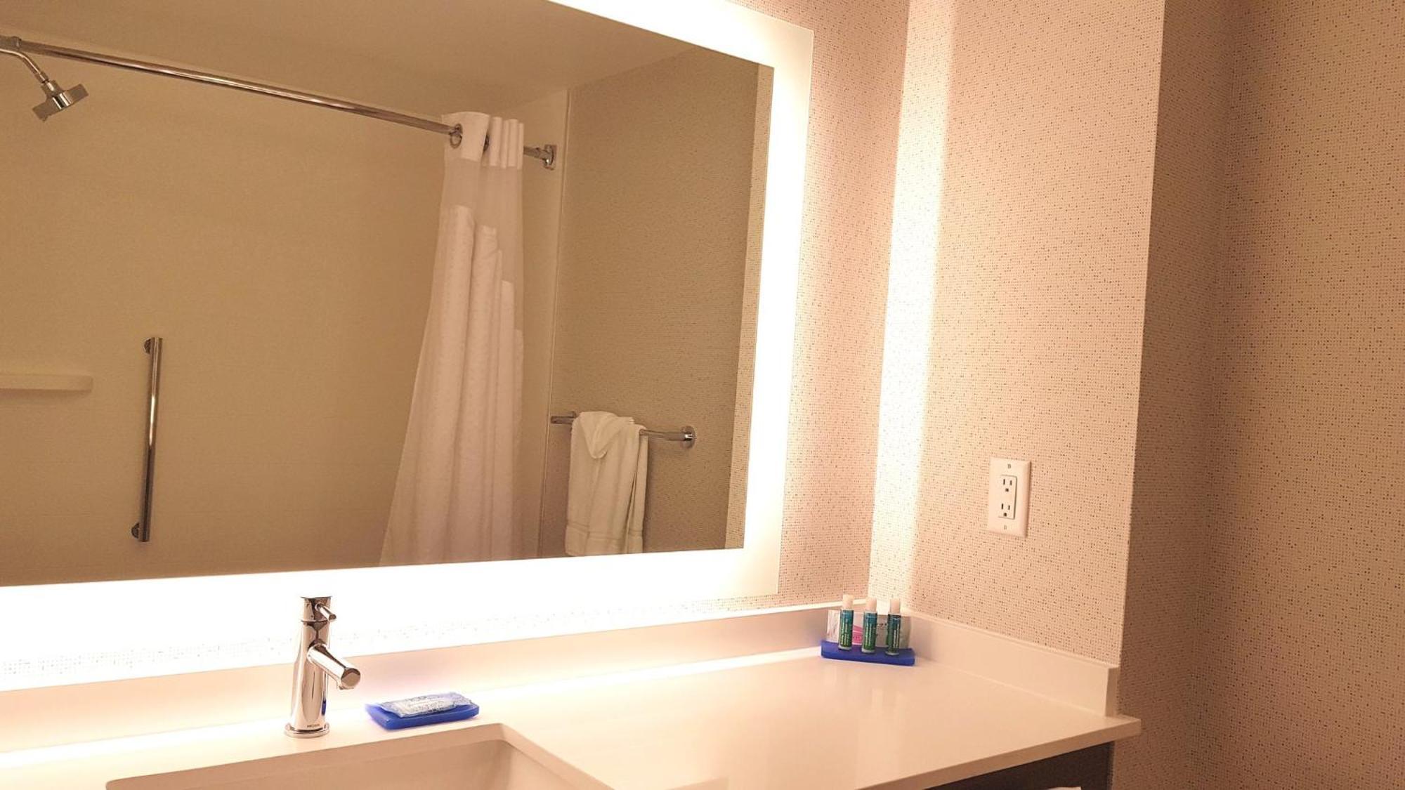 Holiday Inn Express And Suites Surrey By Ihg Екстериор снимка