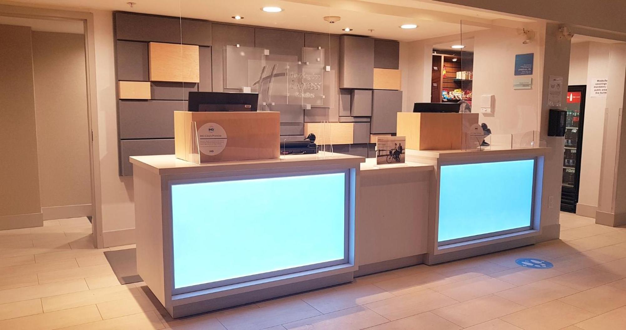 Holiday Inn Express And Suites Surrey By Ihg Екстериор снимка