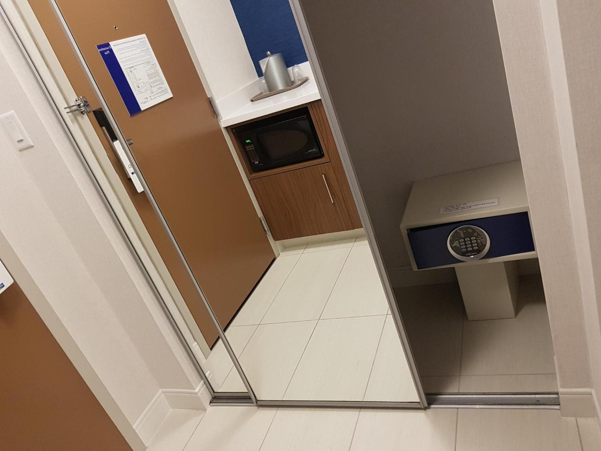 Holiday Inn Express And Suites Surrey By Ihg Екстериор снимка