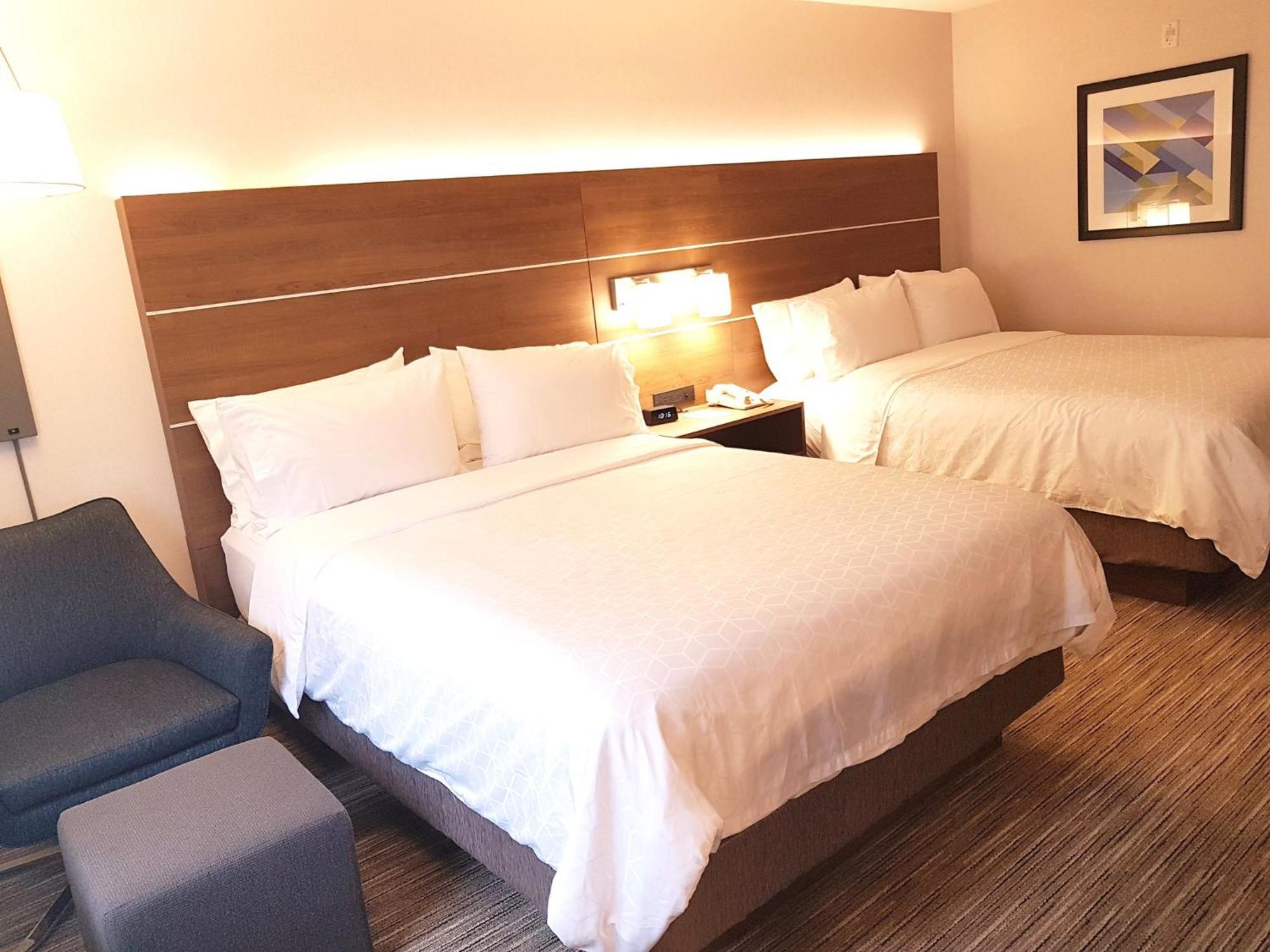 Holiday Inn Express And Suites Surrey By Ihg Екстериор снимка