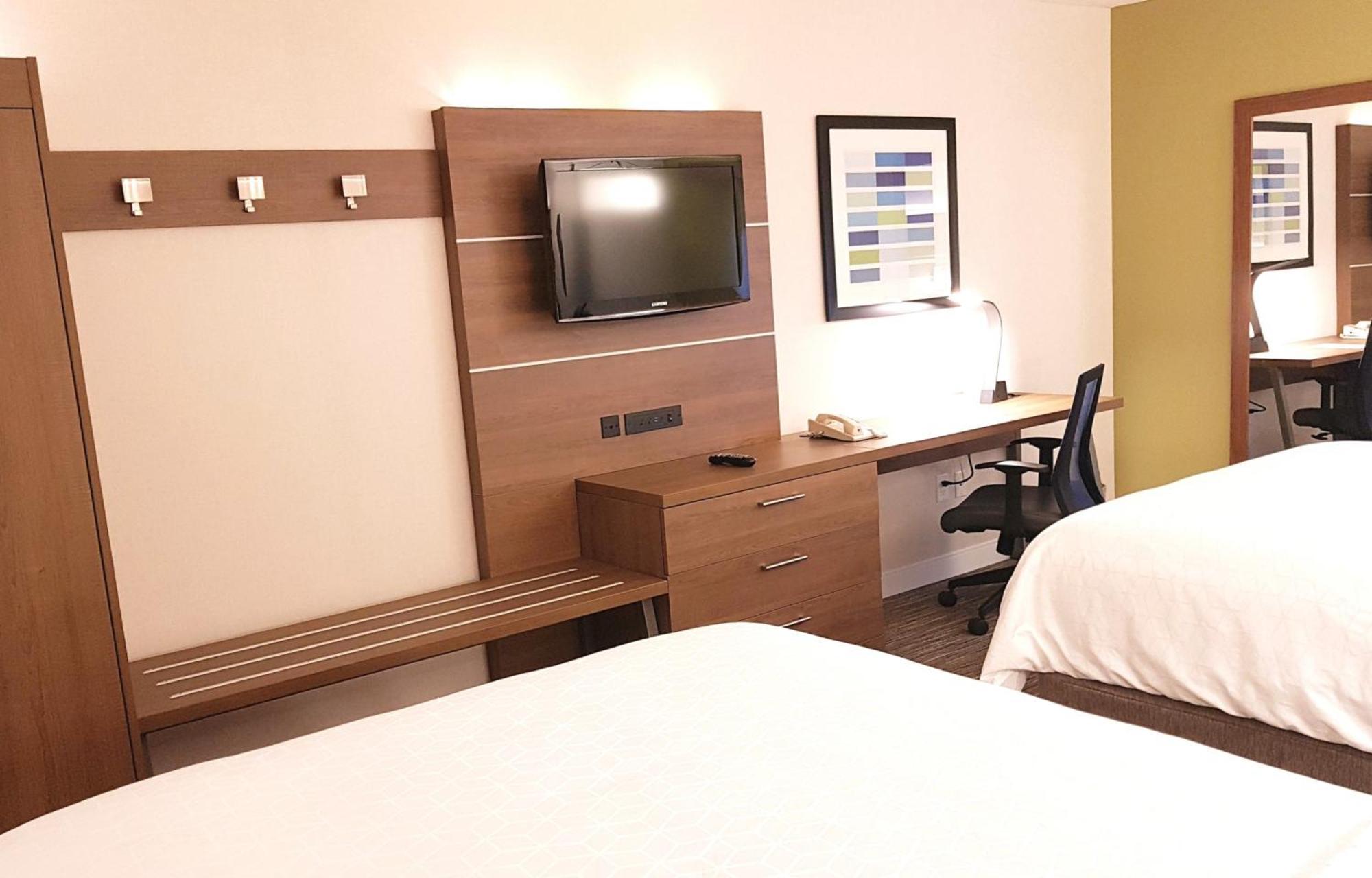 Holiday Inn Express And Suites Surrey By Ihg Екстериор снимка