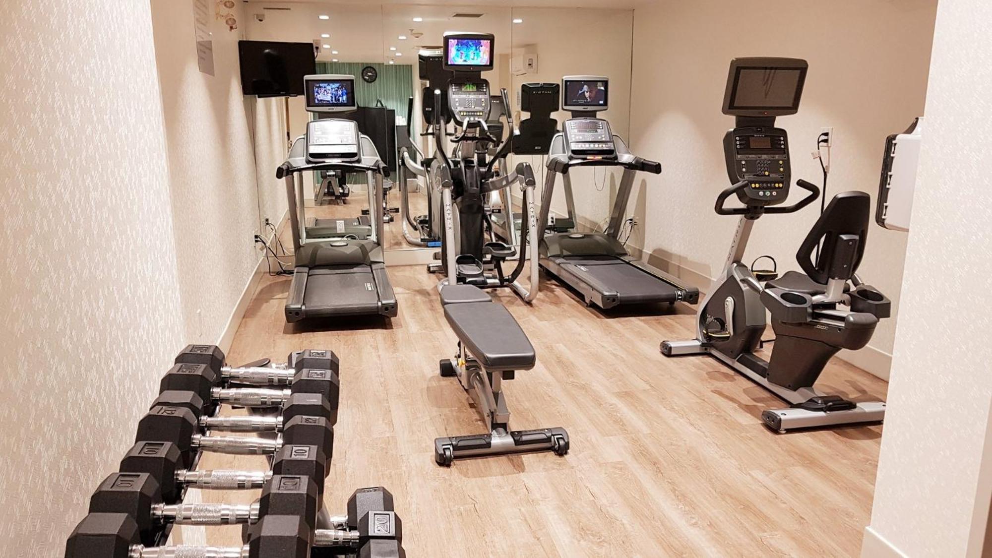 Holiday Inn Express And Suites Surrey By Ihg Екстериор снимка