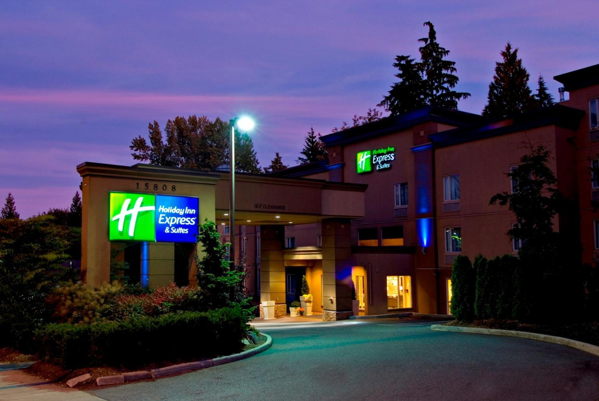 Holiday Inn Express And Suites Surrey By Ihg Екстериор снимка