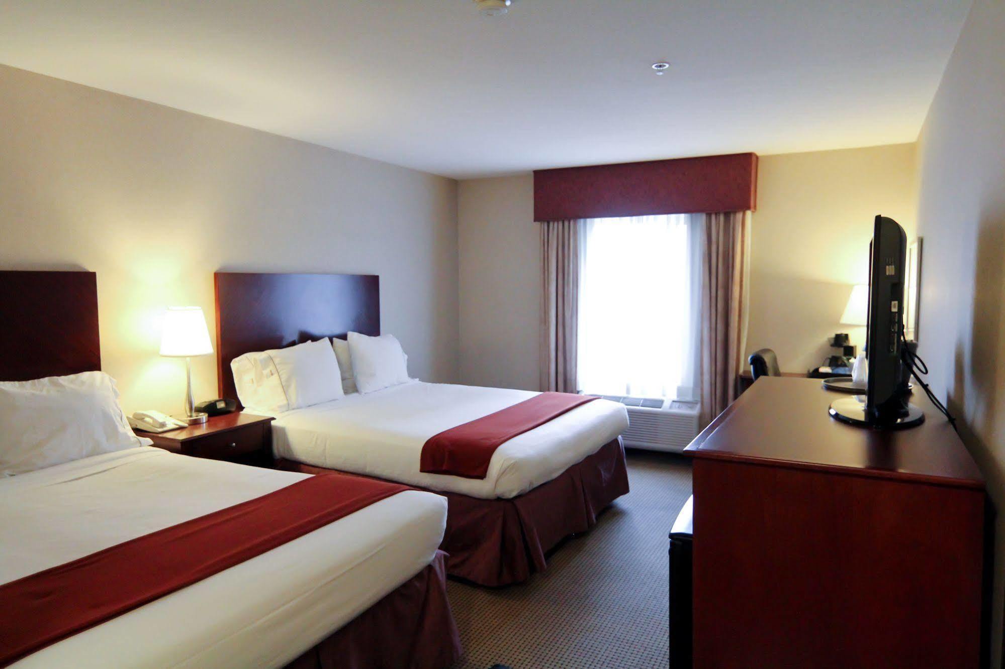 Holiday Inn Express And Suites Surrey By Ihg Екстериор снимка