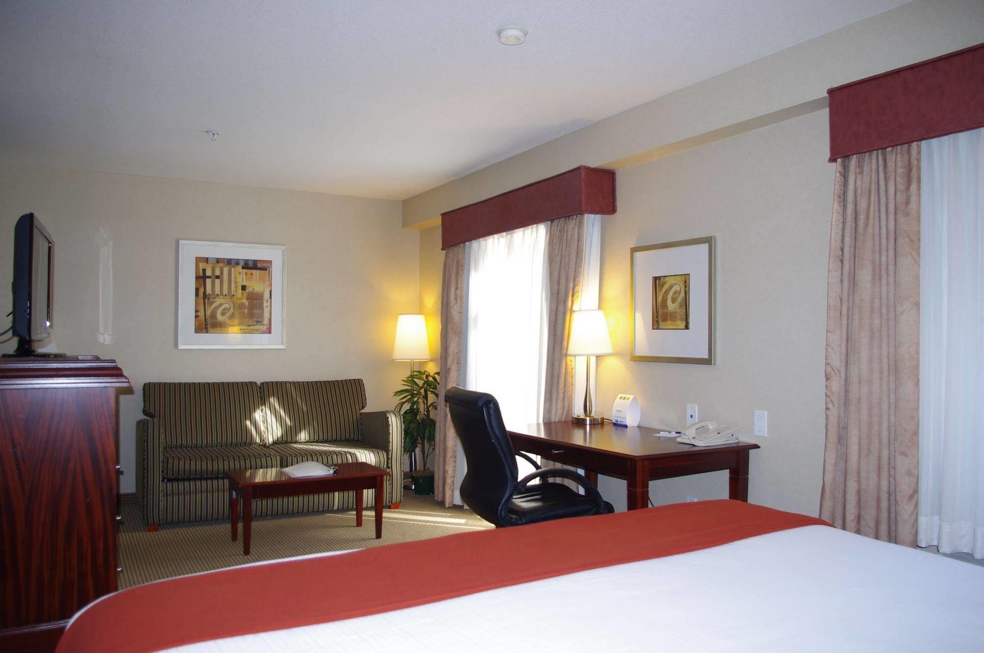 Holiday Inn Express And Suites Surrey By Ihg Екстериор снимка
