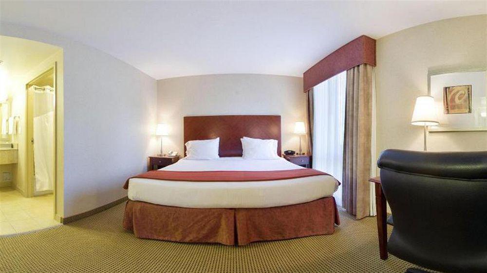 Holiday Inn Express And Suites Surrey By Ihg Екстериор снимка