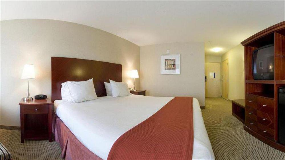 Holiday Inn Express And Suites Surrey By Ihg Екстериор снимка