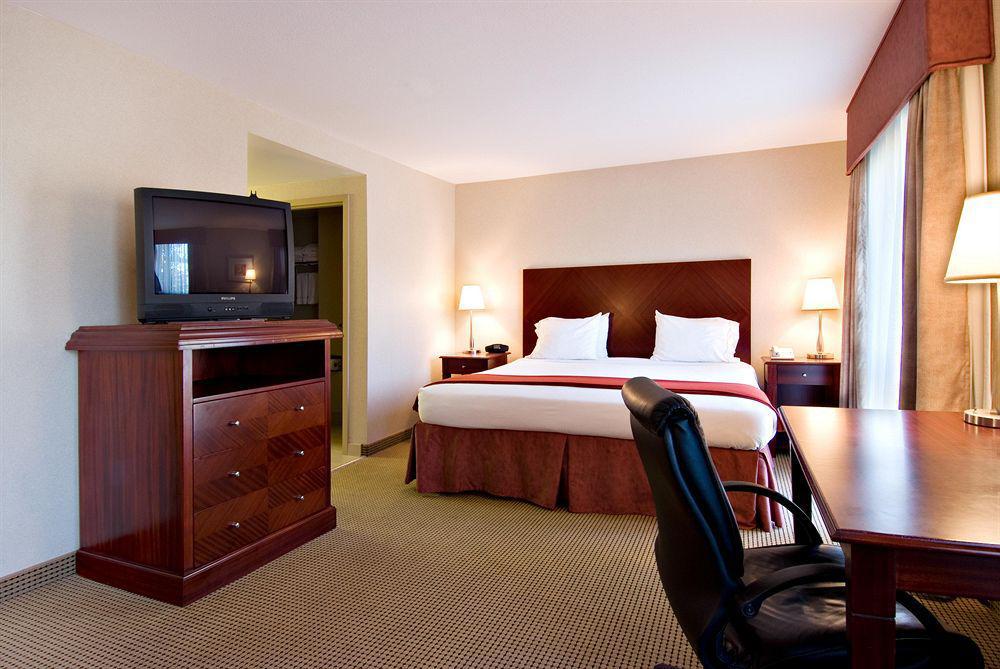 Holiday Inn Express And Suites Surrey By Ihg Стая снимка