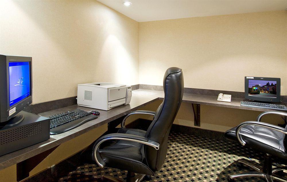 Holiday Inn Express And Suites Surrey By Ihg Съоръжения снимка